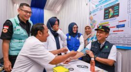 Menkes Budi Gunadi Sadikin meninjau Posko Kesehatan di jalur Tol Jakarta-Cikampek KM-57. (Foto: Kemenkes)