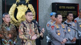 Kepala BPOM RI Taruna Ikrar memberikan keterangan usai pertemuan dengan Kapolri Jenderal (Pol.) Listyo Sigit Prabowo, Jumat (10/01/2025). (Foto: BPOM RI)