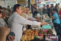 Kepala BPOM Taruna Ikrat melakukan inspeksi takjil di Pasar Benhil, Jakarta Pusat. (Foto: Sbw)