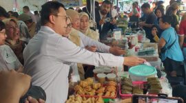 Kepala BPOM Taruna Ikrat melakukan inspeksi takjil di Pasar Benhil, Jakarta Pusat. (Foto: Sbw)