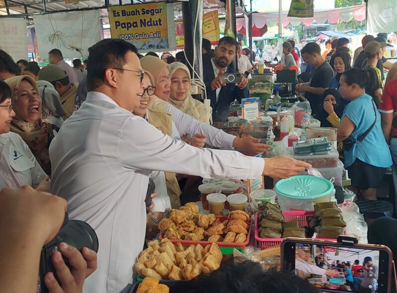 Kepala BPOM Taruna Ikrat melakukan inspeksi takjil di Pasar Benhil, Jakarta Pusat. (Foto: Sbw)