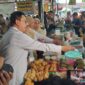 Kepala BPOM Taruna Ikrat melakukan inspeksi takjil di Pasar Benhil, Jakarta Pusat. (Foto: Sbw)