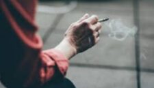Kemenkes dan Komdigi akan atur soal merokok dan nge-vape di media sosial. (Foto: Freepik)