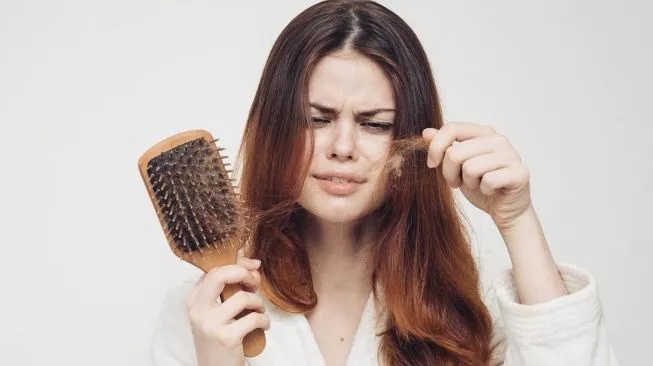 Sering gonta-gantin shampo bisa membuat kesehatan rambut dan kulit kepala terganggu. (Foto: Freepik)