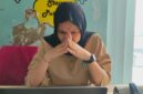 Karyawan seringkali enggan mengungkapkan perasaan tertekan atau cemas karena khawatir dianggap lemah atau tidak profesional. (Ilustrasi Foto: Model Fani/Zul/Sehatcantik.id