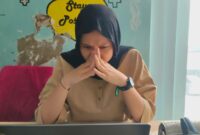 Karyawan seringkali enggan mengungkapkan perasaan tertekan atau cemas karena khawatir dianggap lemah atau tidak profesional. (Ilustrasi Foto: Model Fani/Zul/Sehatcantik.id