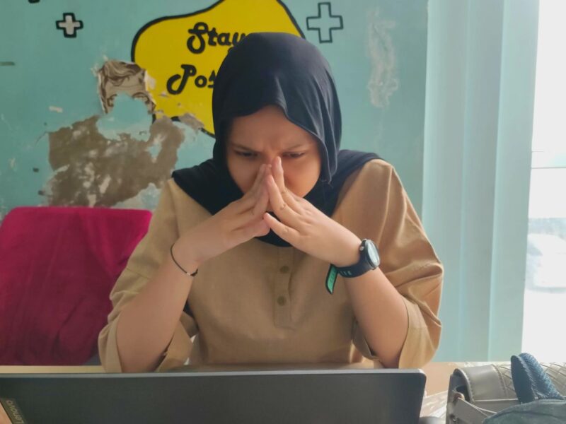 Karyawan seringkali enggan mengungkapkan perasaan tertekan atau cemas karena khawatir dianggap lemah atau tidak profesional. (Ilustrasi Foto: Model Fani/Zul/Sehatcantik.id