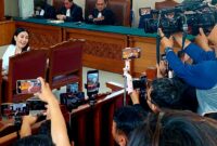 Hakim menolak eksepsi atau nota keberatan terdakwa Nikita Mirzani dalam kasus pemerasan dan pencemaran nama owner skincare dr. Reza Gladys, dalam putusan sela. (Foto: sbw/sehatcantik.id)