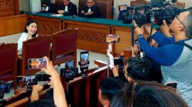 Hakim menolak eksepsi atau nota keberatan terdakwa Nikita Mirzani dalam kasus pemerasan dan pencemaran nama owner skincare dr. Reza Gladys, dalam putusan sela. (Foto: sbw/sehatcantik.id)