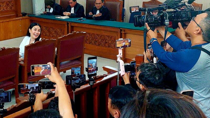 Hakim menolak eksepsi atau nota keberatan terdakwa Nikita Mirzani dalam kasus pemerasan dan pencemaran nama owner skincare dr. Reza Gladys, dalam putusan sela. (Foto: sbw/sehatcantik.id)