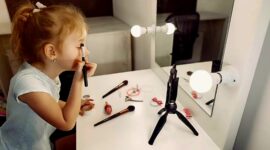 Kulit anak yang sensitif bisa iritasi bila memainkan kosmetik anak secara rutin. (Foto: Freepik)