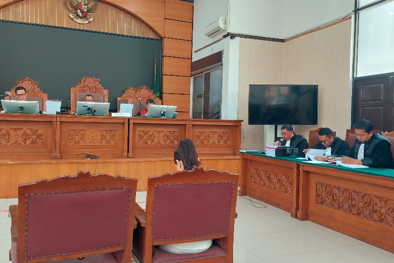 Nikita Mirzani membacakan eksepsi, meminta Presiden Prabowo Subianto untuk membubarkan BPOM karena dianggap tidak berguna. (Foto: sbw/sehatcantik.id)