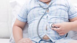 Iklan terkait produk kadar gula tinggi, garam, dan lemak, dibatasi untuk mencegah anak obesitas. (Fofo: Freepik)