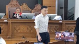 Dokter Oky Pratama hadir sebagai saksi dalam sidang Nikita Mirzani Kamis, (31/7/2025). (Foto: Danu Baharuddin)