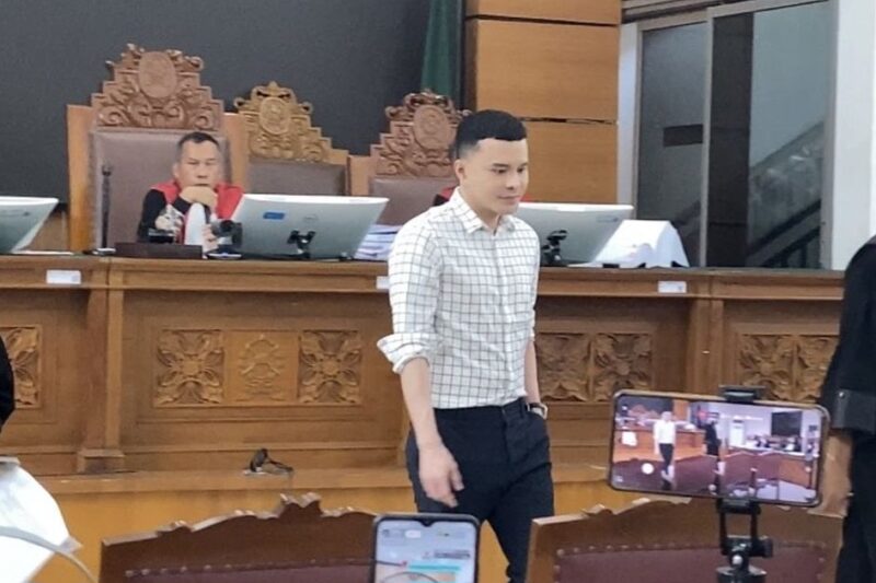 Dokter Oky Pratama hadir sebagai saksi dalam sidang Nikita Mirzani Kamis, (31/7/2025). (Foto: Danu Baharuddin)