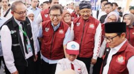 Menkes Budi Gunadi Sadikin memastikan, pelajar Sekolah Rakyat dengan mata bermasalah akan mendapatkan kacamata gratis. (Foto: Kemenkes)