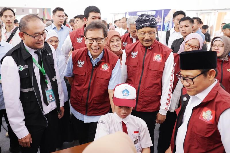 Menkes Budi Gunadi Sadikin memastikan, pelajar Sekolah Rakyat dengan mata bermasalah akan mendapatkan kacamata gratis. (Foto: Kemenkes)