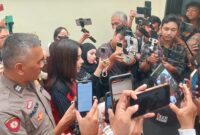 Terdakwa dugaan pemerasan dan tindak pidana pencucian uang (TPPU) Nikita Mirzani menjawab santai, usai Jaksa Penuntut Umum menolak eksepsinya, Selasa (8/7/2025). (Foto: sbw/sehatcantik.id)