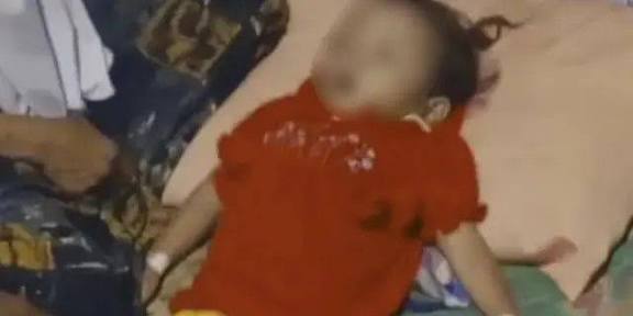 Seorang balita bernama Raya di Kabupaten Sukabumi, Jawa Barat, meminggal dunia dengan tubuh penuh cacing. (Foto: Video Capture Rumah Teduh)