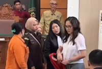 Nikita Mirzani cekcok dengan jaksa karena menolak mengenakan rompi tahanan usai sidang di PN Jaksel, Kamis, (31/7/2025). (Foto: Novan V/Sehatcantik.id)