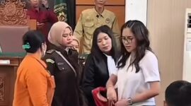 Nikita Mirzani cekcok dengan jaksa karena menolak mengenakan rompi tahanan usai sidang di PN Jaksel, Kamis, (31/7/2025). (Foto: Novan V/Sehatcantik.id)