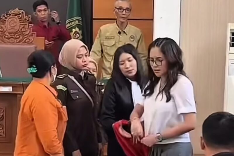 Nikita Mirzani cekcok dengan jaksa karena menolak mengenakan rompi tahanan usai sidang di PN Jaksel, Kamis, (31/7/2025). (Foto: Novan V/Sehatcantik.id)