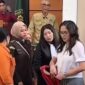 Nikita Mirzani cekcok dengan jaksa karena menolak mengenakan rompi tahanan usai sidang di PN Jaksel, Kamis, (31/7/2025). (Foto: Novan V/Sehatcantik.id)