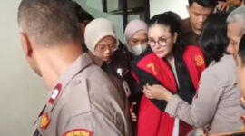 Nikita Mirzani sakit, sidang pun ditunda setelah Dokter Detektif sempat memberikan kesaksian. (Foto: Danu Baharuddin/Sehatcantik.id)