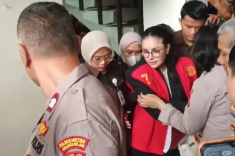 Nikita Mirzani sakit, sidang pun ditunda setelah Dokter Detektif sempat memberikan kesaksian. (Foto: Danu Baharuddin/Sehatcantik.id)