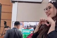 Sempat membatalkan pada Juli lalu, Nikita Mirzani kembali menggugat dr. Reza Gladys sebesar Rp100 Miliar, terkait wanprestasi. (Foto: Novan S/Sehatcantik.id)