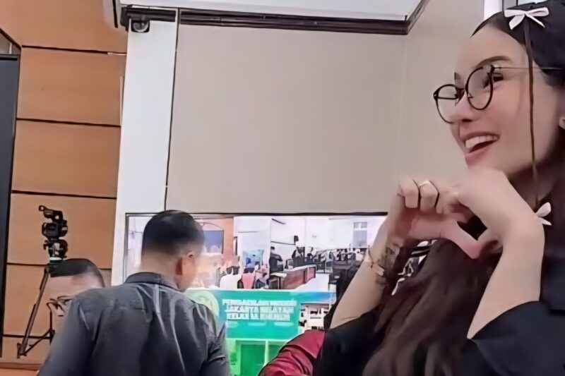 Sempat membatalkan pada Juli lalu, Nikita Mirzani kembali menggugat dr. Reza Gladys sebesar Rp100 Miliar, terkait wanprestasi. (Foto: Novan S/Sehatcantik.id)