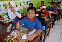 Badan Gizi Nasional tengah bekerja sama dengan BPOM untuk pengujian food tray atau wadah Makan Bergizi Gratis yang diduga mengandung minyak babi. (Foto: presidenri.go.id)