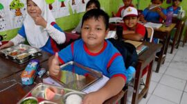 Badan Gizi Nasional tengah bekerja sama dengan BPOM untuk pengujian food tray atau wadah Makan Bergizi Gratis yang diduga mengandung minyak babi. (Foto: presidenri.go.id)