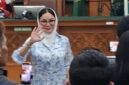 Nikita Mirzani membacakan pleidoinya di muka persidangan pada Kamis 15 Oktober 2025. (Foto: Danu Baharuddin/Sehatcantik.id)