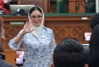Nikita Mirzani membacakan pleidoinya di muka persidangan pada Kamis 15 Oktober 2025. (Foto: Danu Baharuddin/Sehatcantik.id)