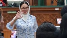 Nikita Mirzani membacakan pleidoinya di muka persidangan pada Kamis 15 Oktober 2025. (Foto: Danu Baharuddin/Sehatcantik.id)