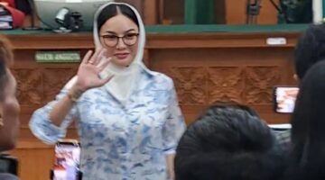 Nikita Mirzani membacakan pleidoinya di muka persidangan pada Kamis 15 Oktober 2025. (Foto: Danu Baharuddin/Sehatcantik.id)