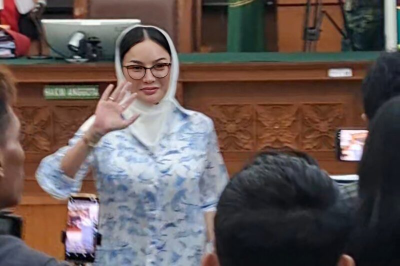 Nikita Mirzani membacakan pleidoinya di muka persidangan pada Kamis 15 Oktober 2025. (Foto: Danu Baharuddin/Sehatcantik.id)