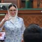 Nikita Mirzani membacakan pleidoinya di muka persidangan pada Kamis 15 Oktober 2025. (Foto: Danu Baharuddin/Sehatcantik.id)