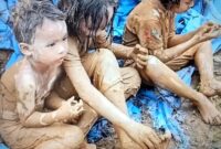 Tiga anak selamat setelah sempat tertimbun banjir longsor di Matauli, Tapanuli Tengah, Sumatra Utara. (Foto: Jhun Hispan Simbolon/@hispanjhun)