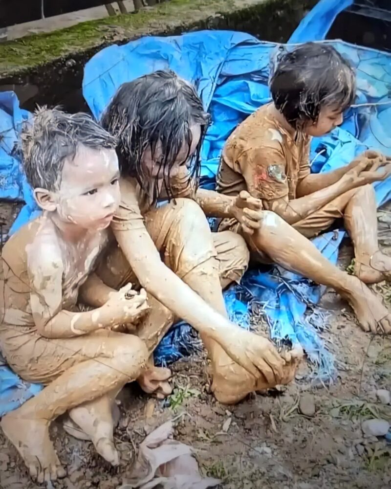 Tiga anak selamat setelah sempat tertimbun banjir longsor di Matauli, Tapanuli Tengah, Sumatra Utara. (Foto: Jhun Hispan Simbolon/@hispanjhun)