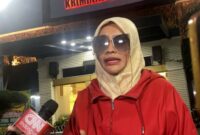 Samira Farahnaz alias Dokter Detektif menyambangi Polda Metro Jaya saat dr Richard Lee menjalani pemeriksaan. (Foto: Kompas)