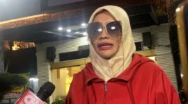 Samira Farahnaz alias Dokter Detektif menyambangi Polda Metro Jaya saat dr Richard Lee menjalani pemeriksaan. (Foto: Kompas)