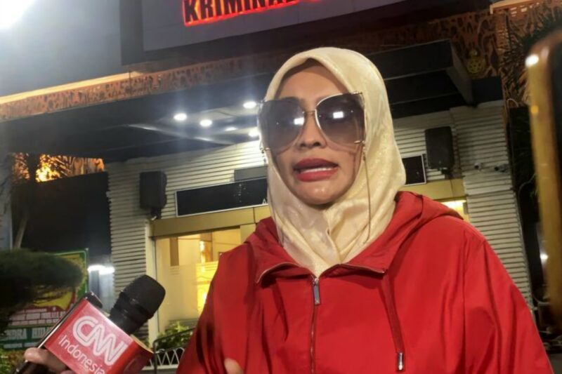 Samira Farahnaz alias Dokter Detektif menyambangi Polda Metro Jaya saat dr Richard Lee menjalani pemeriksaan. (Foto: Kompas)