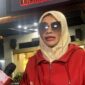 Samira Farahnaz alias Dokter Detektif menyambangi Polda Metro Jaya saat dr Richard Lee menjalani pemeriksaan. (Foto: Kompas)