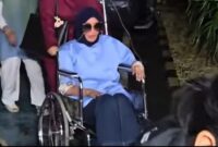 Menggunakan kursi roda, Doktif memenuhi panggilan penyidik terkait laporan Richard Lee atas dugaan pencemaran nama baik. (Foto: @temancurhat)