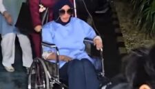 Menggunakan kursi roda, Doktif memenuhi panggilan penyidik terkait laporan Richard Lee atas dugaan pencemaran nama baik. (Foto: @temancurhat)