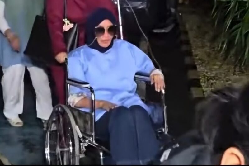 Menggunakan kursi roda, Doktif memenuhi panggilan penyidik terkait laporan Richard Lee atas dugaan pencemaran nama baik. (Foto: @temancurhat)