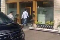 Dokter Richard Lee diperiksa sampai dini hari, dicecar dengan 73 pertanyaan. Pemeriksaan dilanjutkan pekan depan karena tersangka kelelahan. (Foto: Danu Baharuddin/Sehatcantik.id)