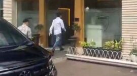 Dokter Richard Lee diperiksa sampai dini hari, dicecar dengan 73 pertanyaan. Pemeriksaan dilanjutkan pekan depan karena tersangka kelelahan. (Foto: Danu Baharuddin/Sehatcantik.id)